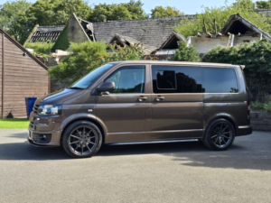 2015 Volkswagen Transporter 2.0 Tdi T28 Highline in Brown — image 5