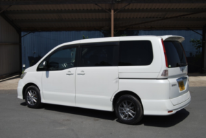2010 Nissan Serena Highwaystar V Selection in White — image 4