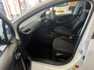 2015 Peugeot 208 1.2 Vti Puretech Access+ in White — image 5