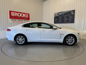 2012 Jaguar Xf 2.2d Luxury Auto Euro 5 (s/s) 4dr in White — image 3