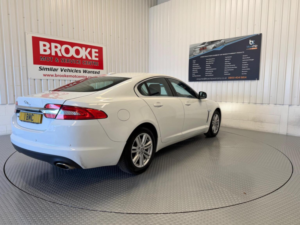 2012 Jaguar Xf 2.2d Luxury Auto Euro 5 (s/s) 4dr in White — image 4