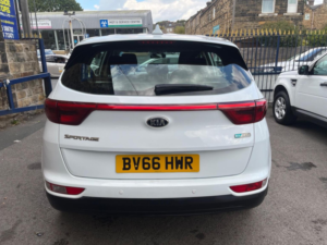 2016 Kia Sportage 1.7 Crdi 1 Euro 6 (s/s) 5dr in White — image 5