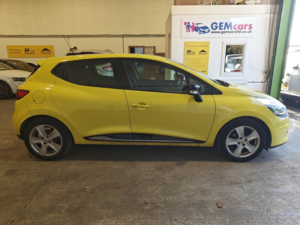 2015 Renault Clio 1.2 Dynamique Medianav 1.2 16v 75 in Yellow — image 2