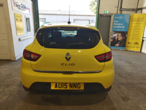 2015 Renault Clio 1.2 Dynamique Medianav 1.2 16v 75 in Yellow — image 3