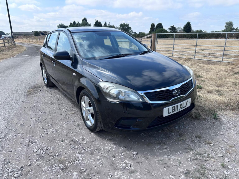 2011 Kia Ceed 1.4 Vr-7 Euro 5 5dr in Black — image 1