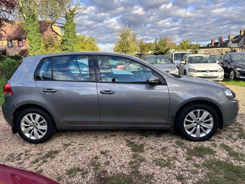 2012 Volkswagen Golf 1.6 Tdi Bluemotion Tech Match in Grey — image 1