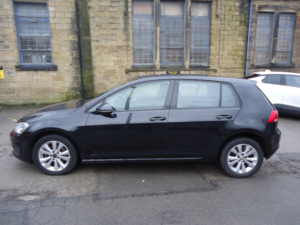 2013 Volkswagen Golf 1.6 Tdi Bluemotion Tech Se in Black — image 3