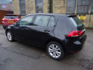 2013 Volkswagen Golf 1.6 Tdi Bluemotion Tech Se in Black — image 5