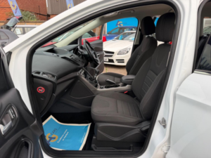 2014 Ford Kuga 1.6t Ecoboost Zetec 2WD Euro 5 (s/s) 5dr in White — image 4