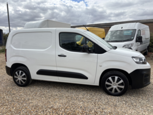 2022 Citroen Berlingo 1.5 Bluehdi 1000 Enterprise M Pro in White — image 2