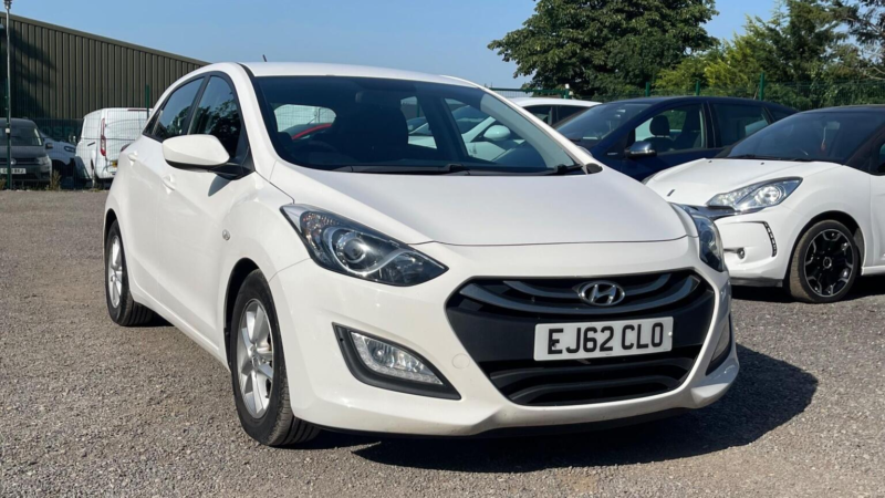 2012 Hyundai I30 1.6 Crdi Blue Drive Active Euro 5 (s/s) 5dr in White — image 1