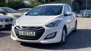2012 Hyundai I30 1.6 Crdi Blue Drive Active Euro 5 (s/s) 5dr in White — image 3