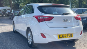 2012 Hyundai I30 1.6 Crdi Blue Drive Active Euro 5 (s/s) 5dr in White — image 4