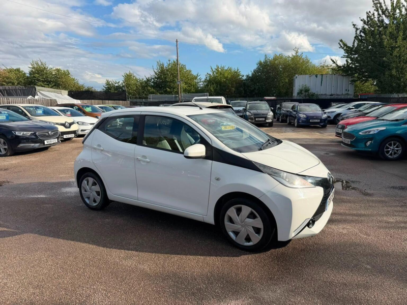 2016 Toyota Aygo 1.0 Vvt-I X-Play Euro 6 5dr in White — image 1