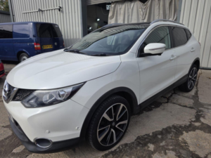 2015 Nissan Qashqai 1.6 Dci Tekna Xtron 2WD Euro 5 (s/s) 5dr in White — image 3