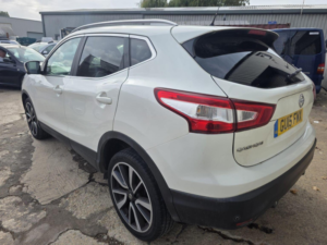 2015 Nissan Qashqai 1.6 Dci Tekna Xtron 2WD Euro 5 (s/s) 5dr in White — image 4
