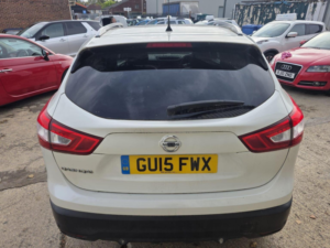 2015 Nissan Qashqai 1.6 Dci Tekna Xtron 2WD Euro 5 (s/s) 5dr in White — image 5