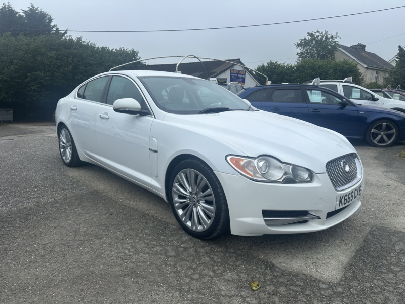2011 Jaguar Xf 3.0 D V6 Premium Luxury in White — image 1
