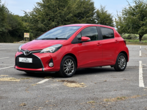 2017 Toyota Yaris 1.33 Vvt-I Icon 5dr Man, Red, Petrol + £35 Road Tax in Red — image 2