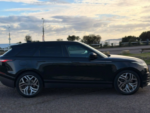 2019 Land Rover Range Rover Velar 3.0 D275 R-Dynamic Se in Black — image 5