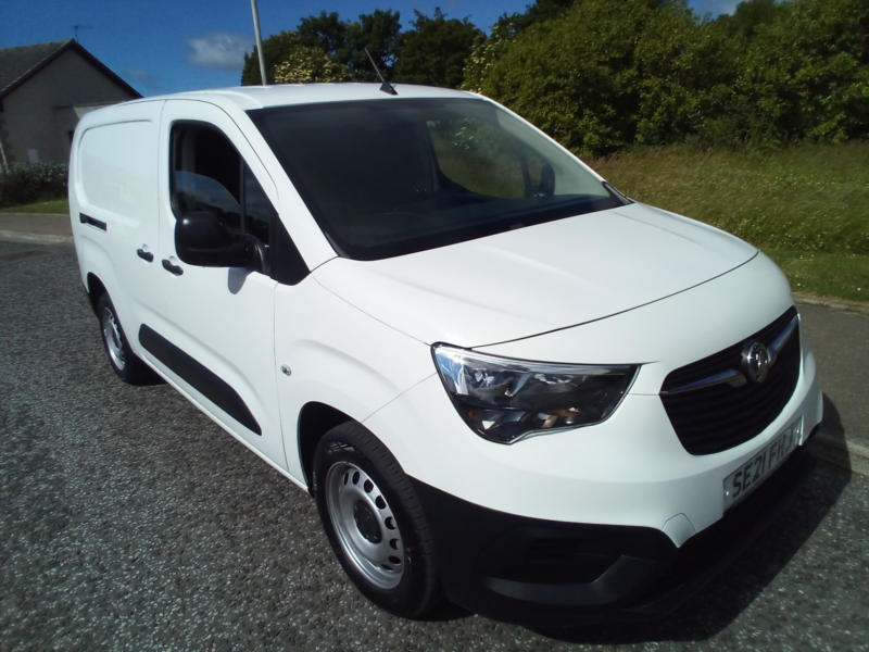 2021 Vauxhall Combo 1.5 Turbo D 2300 Edition in White — image 1