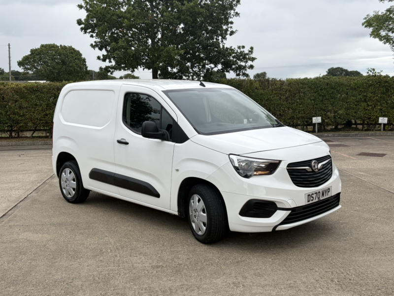 2020 Vauxhall Combo 1.6 Turbo D 2300 Sportive in White — image 1