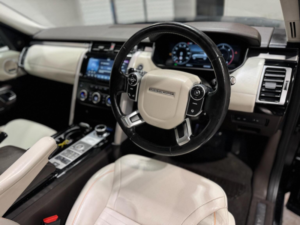 2018 Land Rover Discovery 2.0 Sd4 Hse Luxury Auto 4WD Euro 6 (s/s) 5dr in Black — image 2