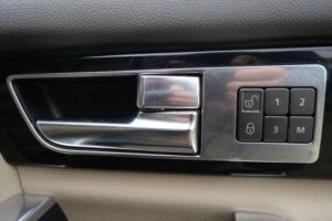 2013 Land Rover Discovery Sdv6 Hse in Black — image 6