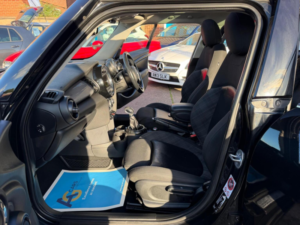 2015 MINI Hatch 1.5 Cooper Auto Euro 6 (s/s) 5dr in Black — image 4