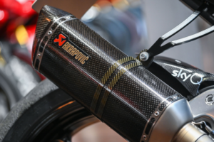 2018 Aprilia Tuono 1100 V4 *akrapovic Exhaust - Low Mileage* in Silver — image 6