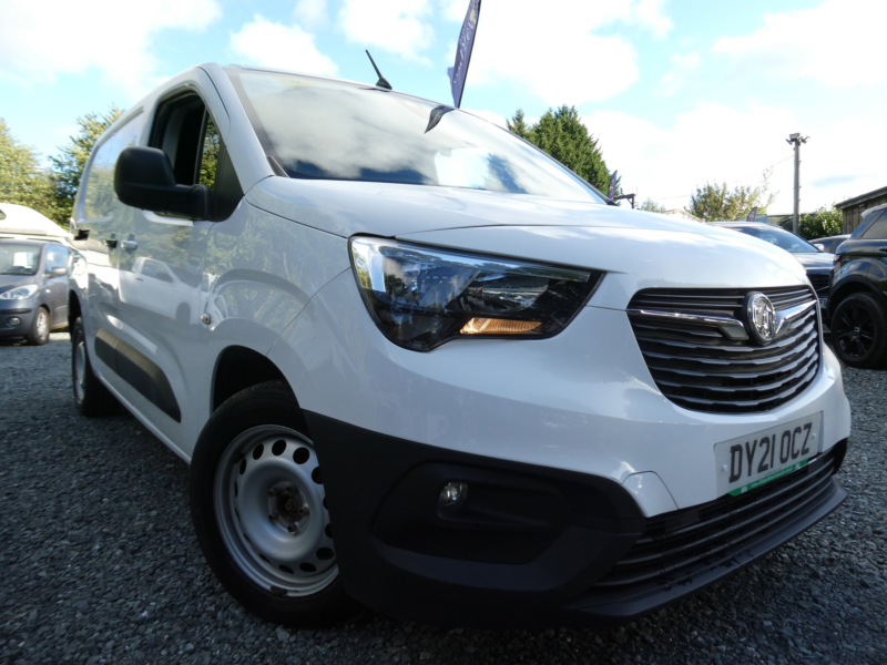 2021 Vauxhall Combo 1.5 Turbo D 2300 Edition Panel Van 4dr Diesel Auto L2 H1 Euro 6 (s/s) (130 Ps) in White — image 1