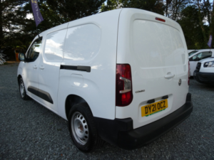 2021 Vauxhall Combo 1.5 Turbo D 2300 Edition Panel Van 4dr Diesel Auto L2 H1 Euro 6 (s/s) (130 Ps) in White — image 5