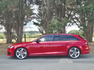 2018 Audi A4 Avant 2.0 Tfsi Quattro Black Edition in Red — image 4
