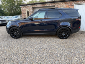 2020 Land Rover Discovery 3.0 Sd V6 Hse Luxury in Blue — image 4