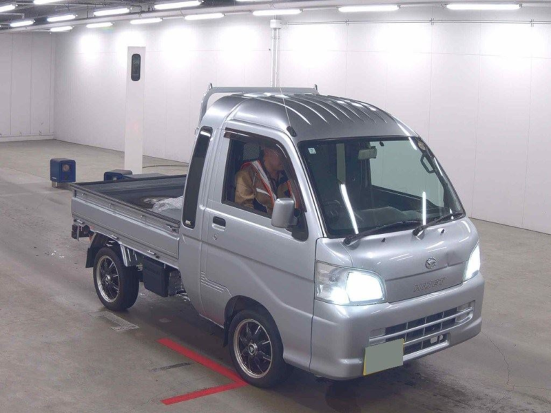 2013 Daihatsu Hijet Truck 4WD Jumbo in Silver — image 1