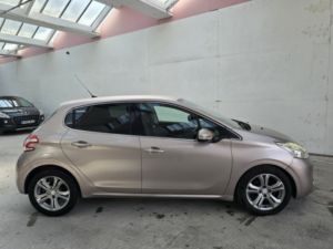 2012 Peugeot 208 1.6 E-Hdi Allure in Pink — image 4