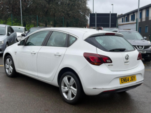 2015 Vauxhall Astra 1.4 16v Sri Euro 5 5dr in White — image 4