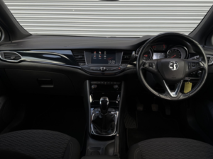2017 Vauxhall Astra 1.6 Cdti Blueinjection Sri in Green — image 5