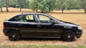 2004 Vauxhall Astra 1.6i Club 5dr (a/c) in Black — image 5