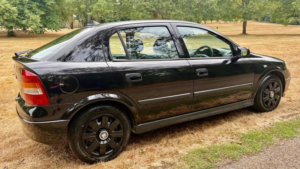 2004 Vauxhall Astra 1.6i Club 5dr (a/c) in Black — image 6