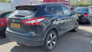 2016 Nissan Qashqai 1.2 Dig-T N-Connecta 2WD Euro 6 (s/s) 5dr in Black — image 4