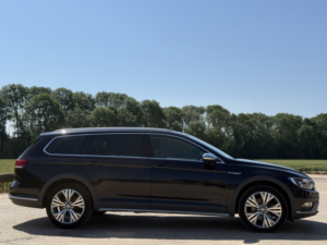 2016 Volkswagen Passat 2.0 Tdi Bluemotion Tech Alltrack in Black — image 3