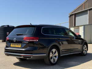 2016 Volkswagen Passat 2.0 Tdi Bluemotion Tech Alltrack in Black — image 4