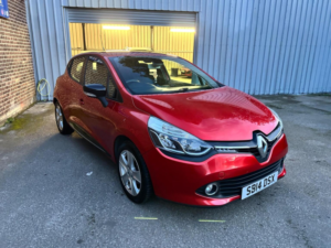 2014 Renault Clio 1.2 16v Dynamique Medianav Euro 5 5dr in Red — image 2