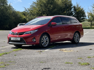 2014 Toyota Auris 1.8 Vvti Hybrid Excel 5dr CVT Auto, Red, Petrol + Great History in Red — image 2