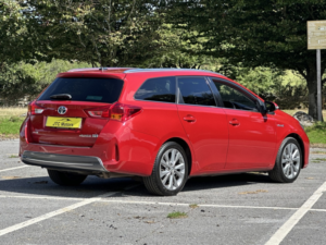 2014 Toyota Auris 1.8 Vvti Hybrid Excel 5dr CVT Auto, Red, Petrol + Great History in Red — image 3