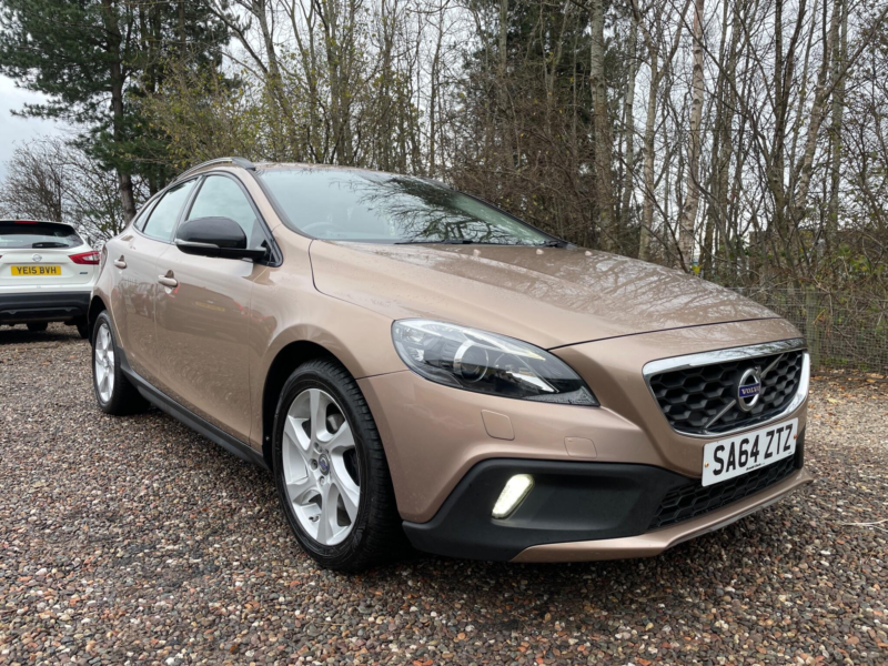 2014 Volvo V40 Cross Country 1.6 D2 Lux Euro 5 (s/s) 5dr in Bronze — image 1