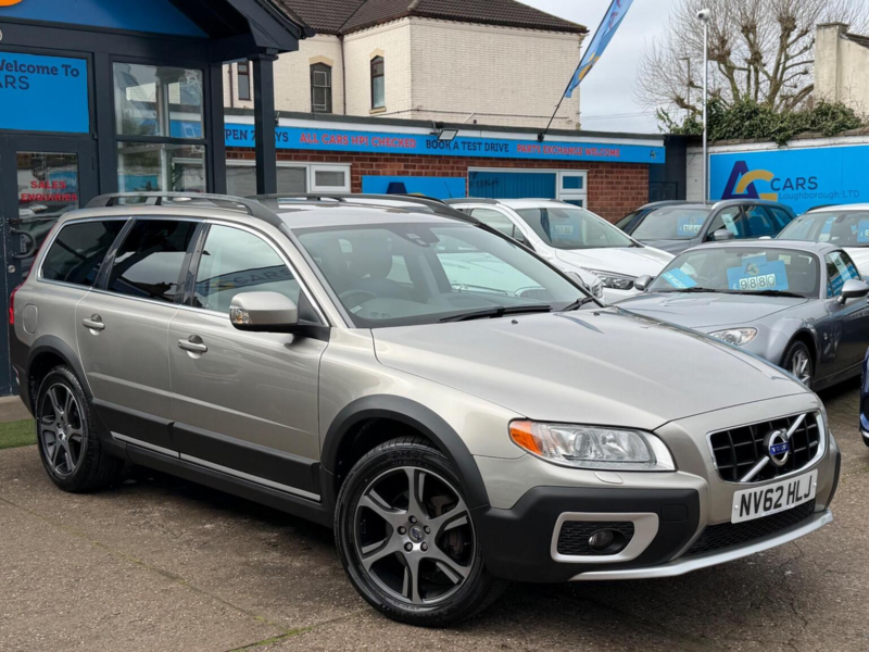 2012 Volvo Xc70 2.4 D5 Se Lux Geartronic AWD Euro 5 5dr in Gold — image 1
