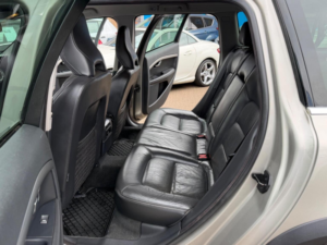 2012 Volvo Xc70 2.4 D5 Se Lux Geartronic AWD Euro 5 5dr in Gold — image 5