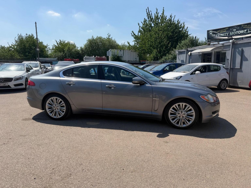 2010 Jaguar Xf 3.0d V6 Premium Luxury Auto Euro 5 4dr in Grey — image 1